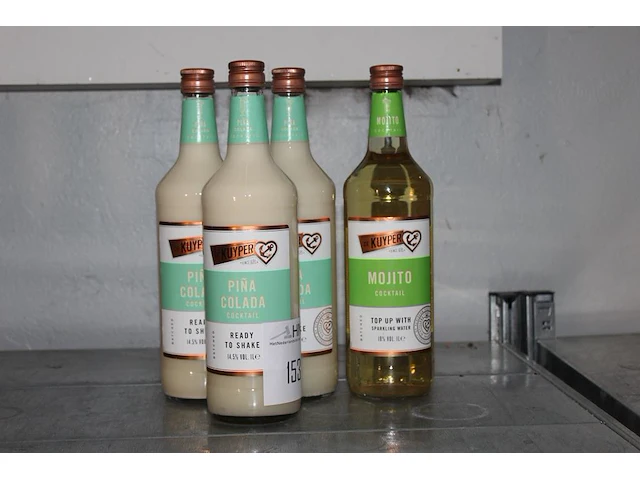 Vier flessen cocktaildranken pina colada en mojito. - afbeelding 1 van  2