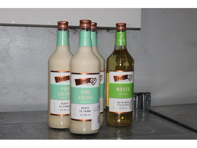 Vier flessen cocktaildranken pina colada en mojito. - afbeelding 2 van  2