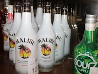 Vier flessen malibu original. - afbeelding 1 van  2