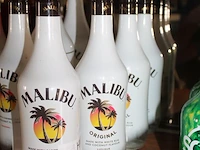 Vier flessen malibu original. - afbeelding 2 van  2