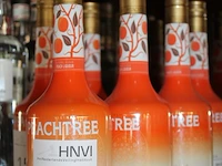 Vier flessen peach tree. - afbeelding 2 van  2