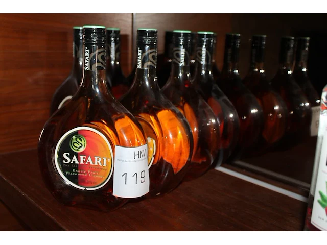 Vier flessen safari. - afbeelding 1 van  2