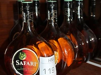 Vier flessen safari. - afbeelding 2 van  2