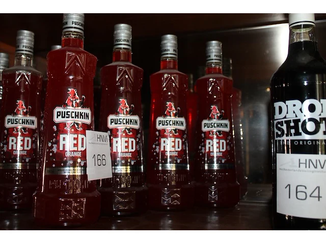 Vier flessen vodka puschkin red orange. - afbeelding 1 van  2