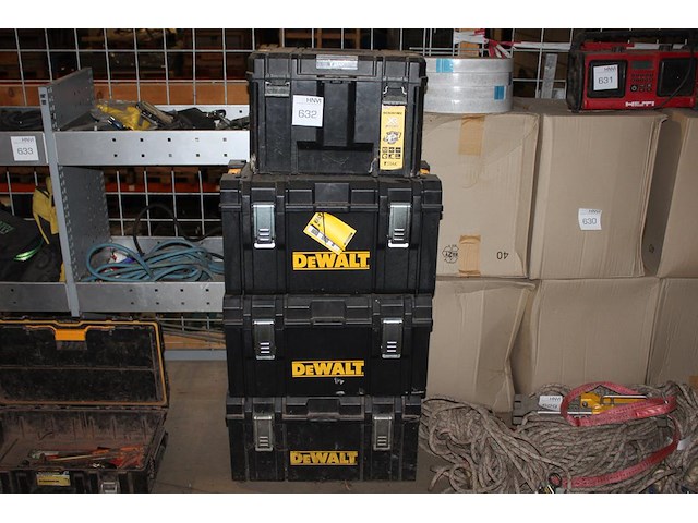 Vier gereedschapskoffers dewalt. - afbeelding 1 van  2
