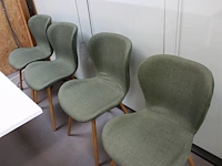 Vier groen gestoffeerde spreekkamer stoelen. - afbeelding 1 van  3