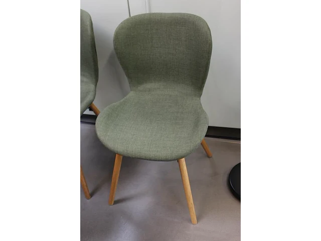 Vier groen gestoffeerde spreekkamer stoelen. - afbeelding 2 van  3
