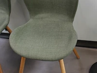 Vier groen gestoffeerde spreekkamer stoelen. - afbeelding 2 van  3