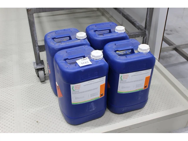 Vier grote deels aangebroken cans elektroclean s-25 koolwaterstof. - afbeelding 1 van  2