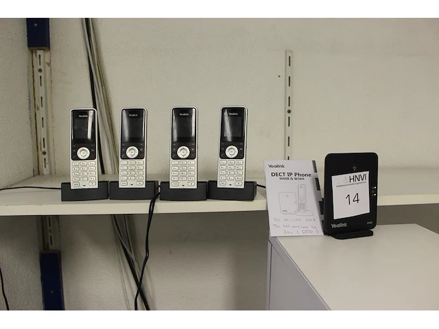Vier handheldtelefoons en ontvanger yealink bestip - afbeelding 1 van  2