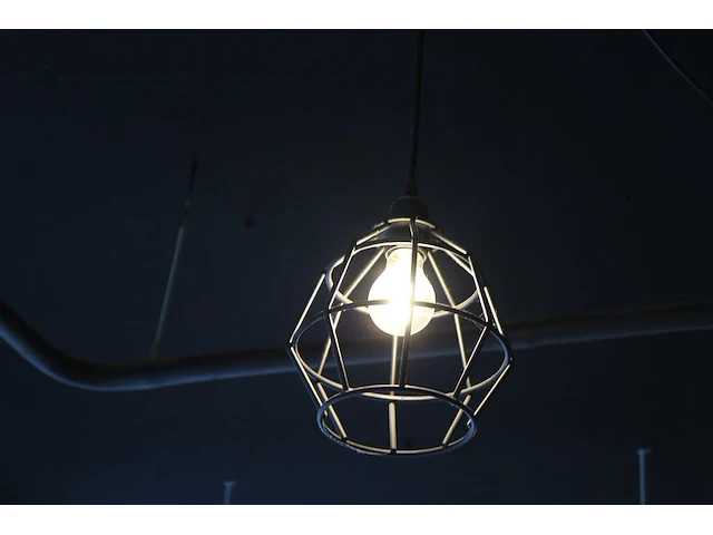 Vier hanglampen eglo e27 in twee uitvoeringen met doorsnedes 15 en 20 cm. let op! - afbeelding 2 van  3