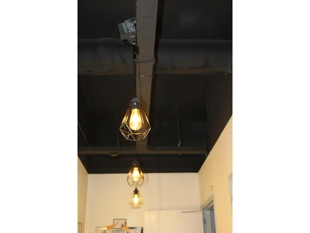 Vier hanglampen eglo e27 met doorsnedes 20 cm. let op! lampen hangen aan het plafond en dienen door uzelf ... - afbeelding 1 van  2