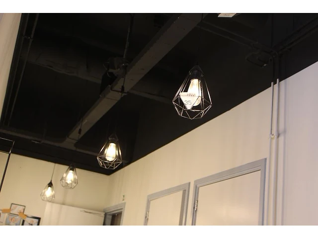 Vier hanglampen eglo e27 met doorsnedes 20 cm. let op! lampen hangen aan het plafond en dienen door uzelf ... - afbeelding 2 van  2