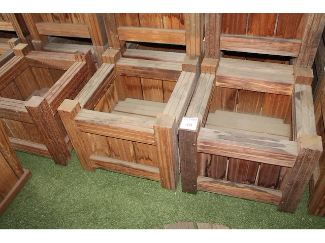 Vier hardhouten bloembakken. afmeting 60 x 60 50 cm. - afbeelding 1 van  2