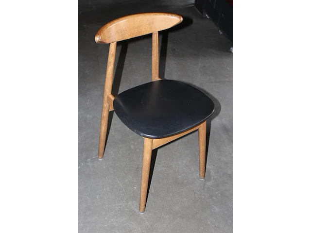 Vier horecatafels met 12 houten stoelen. afmeting tafels 3 maal 120 x 120 x 75 cm en 1 maal 70 x 70 x 75 cm onderdeel van combinatiekavel combinatie van kavels g001, g013, g014 en g015 zijnde 15 horecatafels in diverse afmetingen met 50 houten stoelen. - afbeelding 4 van  8