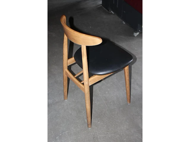 Vier horecatafels met 12 houten stoelen. afmeting tafels 3 maal 120 x 120 x 75 cm en 1 maal 70 x 70 x 75 cm onderdeel van combinatiekavel combinatie van kavels g001, g013, g014 en g015 zijnde 15 horecatafels in diverse afmetingen met 50 houten stoelen. - afbeelding 6 van  8
