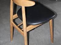 Vier horecatafels met 12 houten stoelen. afmeting tafels 3 maal 120 x 120 x 75 cm en 1 maal 70 x 70 x 75 cm onderdeel van combinatiekavel combinatie van kavels g001, g013, g014 en g015 zijnde 15 horecatafels in diverse afmetingen met 50 houten stoelen. - afbeelding 6 van  8