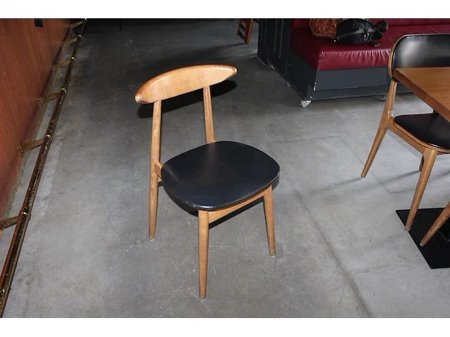 Vier horecatafels met 12 houten stoelen. afmeting tafels 3 maal 120 x 120 x 75 cm en 1 maal 70 x 70 x 75 cm onderdeel van combinatiekavel combinatie van kavels g001, g013, g014 en g015 zijnde 15 horecatafels in diverse afmetingen met 50 houten stoelen. - afbeelding 8 van  8