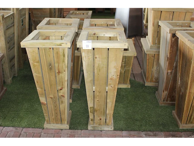 Vier houten bloempotten. afmeting 40 x 40 x 91 cm. - afbeelding 1 van  2