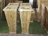 Vier houten bloempotten. afmeting 40 x 40 x 91 cm. - afbeelding 1 van  2