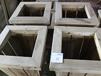 Vier houten bloempotten. afmeting 40 x 40 x 91 cm. - afbeelding 2 van  2