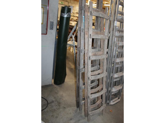 Vier houten dakladders in 4 lengtes w.o. 4 meter. - afbeelding 4 van  4