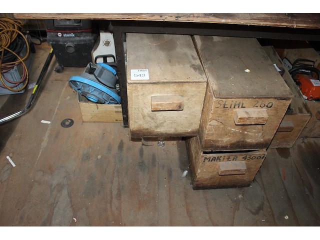 Vier houten kratten w.v. 3 met deksel. afmeting 98 x 32 x 32 cm. - afbeelding 1 van  2