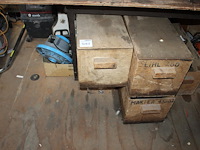 Vier houten kratten w.v. 3 met deksel. afmeting 98 x 32 x 32 cm. - afbeelding 1 van  2