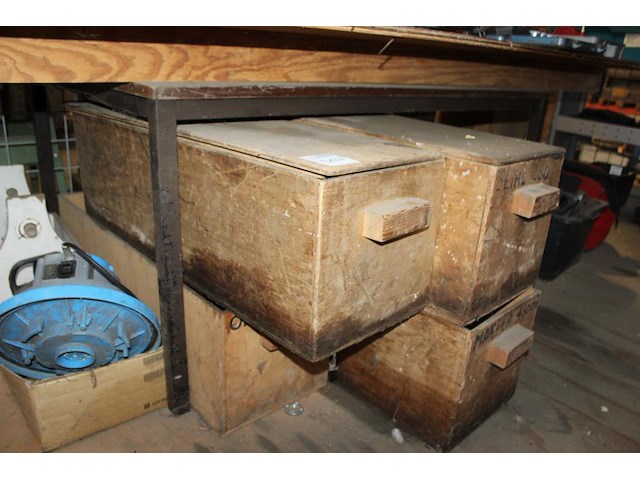 Vier houten kratten w.v. 3 met deksel. afmeting 98 x 32 x 32 cm. - afbeelding 2 van  2