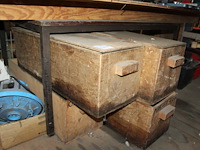 Vier houten kratten w.v. 3 met deksel. afmeting 98 x 32 x 32 cm. - afbeelding 2 van  2