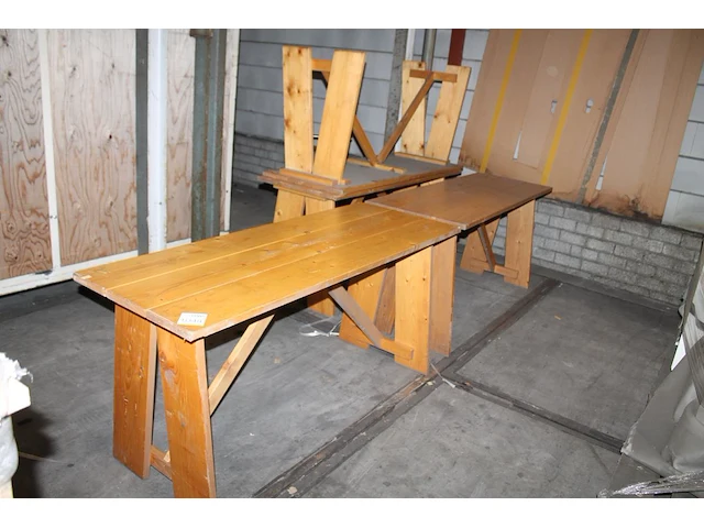 Vier houten tafels. afmeting 160 x 58 x 75 cm. - afbeelding 1 van  1