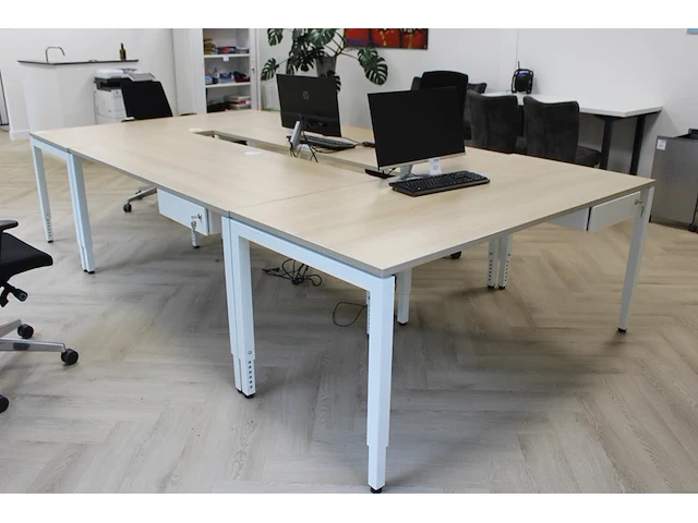 Vier in hoogte verstelbare bureaus met lade en kabeldoorvoer. bladafmeting 180 x 80 cm. - afbeelding 1 van  2
