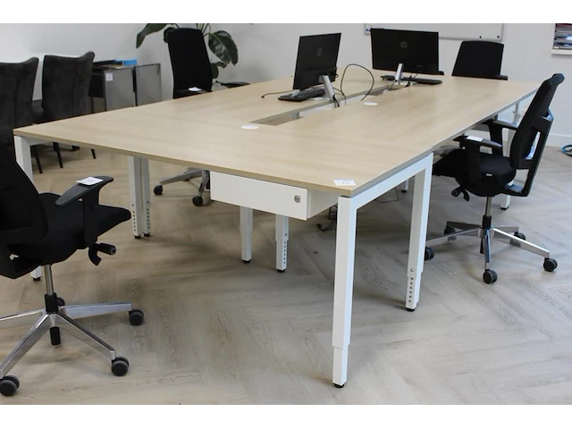 Vier in hoogte verstelbare bureaus met lade en kabeldoorvoer. bladafmeting 180 x 80 cm. - afbeelding 2 van  2
