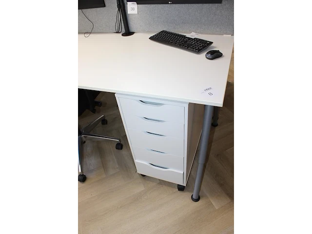 Vier in hoogte verstelbare ikea bureaus met verrijdbare ladekasten en akoestische panelen. afmeting 160 x ... - afbeelding 3 van  3