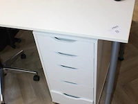 Vier in hoogte verstelbare ikea bureaus met verrijdbare ladekasten en akoestische panelen. afmeting 160 x ... - afbeelding 3 van  3