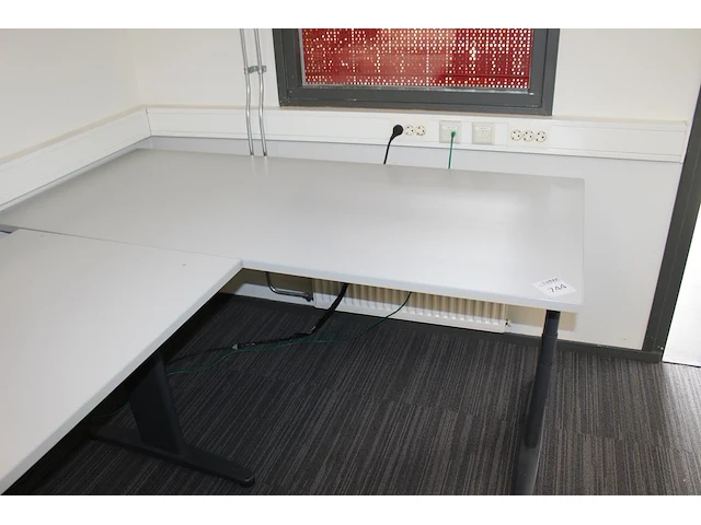 Vier in hoogte verstelbare werktafels afm. 180 x 80 cm - afbeelding 3 van  3