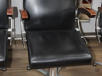 Vier kapstoelen met pompvoet en kunstlederen bekleding. - afbeelding 3 van  8