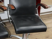 Vier kapstoelen met pompvoet en kunstlederen bekleding. - afbeelding 4 van  8