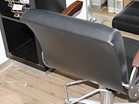 Vier kapstoelen met pompvoet en kunstlederen bekleding. - afbeelding 5 van  8