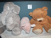 Vier knuffels in diverse maten en uitvoeringen, waaronder beer met hoogte 180 cm. - afbeelding 2 van  3