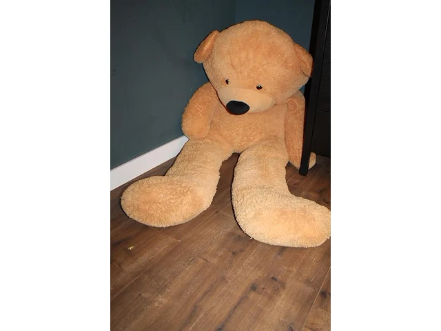 Vier knuffels in diverse maten en uitvoeringen, waaronder beer met hoogte 180 cm. - afbeelding 3 van  3