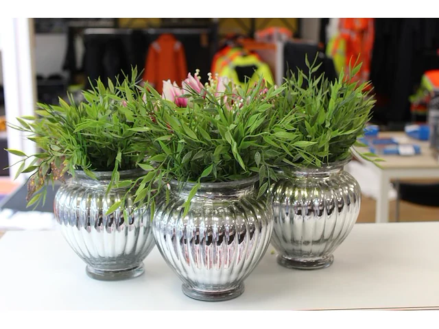 Vier kunstplantjes in pot - afbeelding 2 van  2