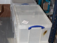 Vier kunststof kratten met deksel. afmeting 68 x 43 x 30 cm. - afbeelding 2 van  2