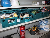 Vier kunststoffen kisten gevuld met gereedschappen, tape en schijven. - afbeelding 4 van  10