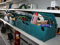 Vier kunststoffen kisten gevuld met gereedschappen, tape en schijven. - afbeelding 6 van  10