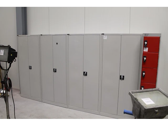 Vier magazijnkasten hahebo met afmeting 80 x 40 x 180 cm. - afbeelding 1 van  3