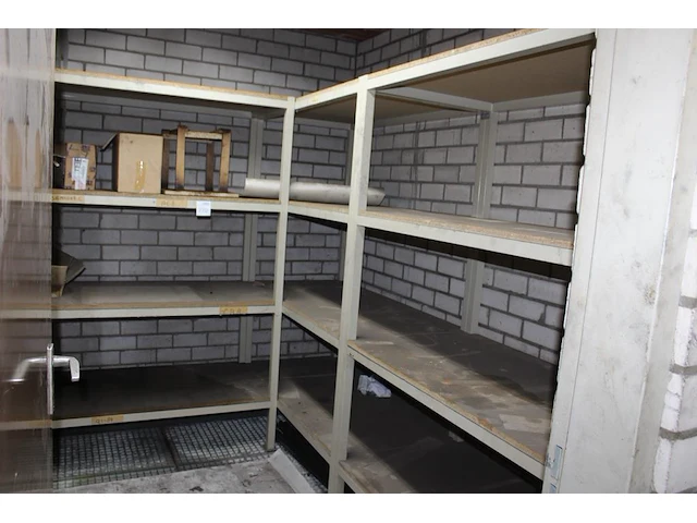 Vier magazijnrekken met 3x afmeting 145 x 70 x 193 cm en 1x afmeting 220 x 50 x 193 cm. - afbeelding 1 van  2
