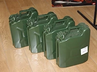 Vier metalen jerrycans 10l met vultrechter - afbeelding 1 van  2
