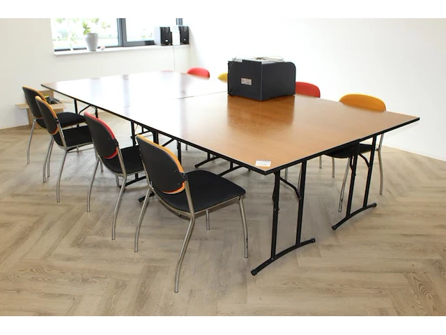 Vier opklapbare tafel met 8 buisstalen stoelen. afmeting tafels 160 x 80 x 73cm. - afbeelding 2 van  3
