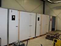 Vier opslagboxen 248 x 208 x 320 cm.